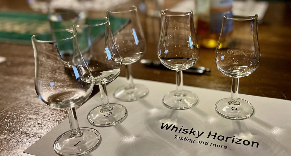 Fünf Nosing-Gläser beim Whisky-Tasting von Whisky Horizon