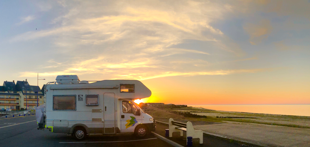 Wohnmobil auf Reisen. Sonnenuntergang, französische Küste.