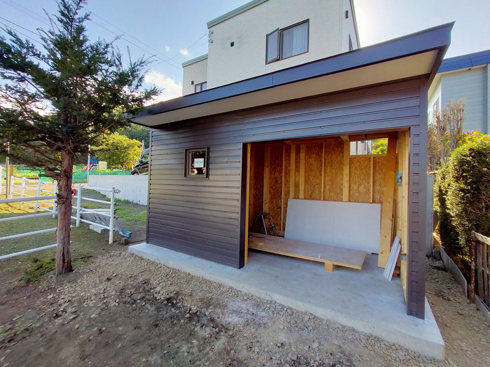 外壁鋼板葺きの建築施工は、札幌市北区新川・南区石山の工務店、いざなみ宅建まで