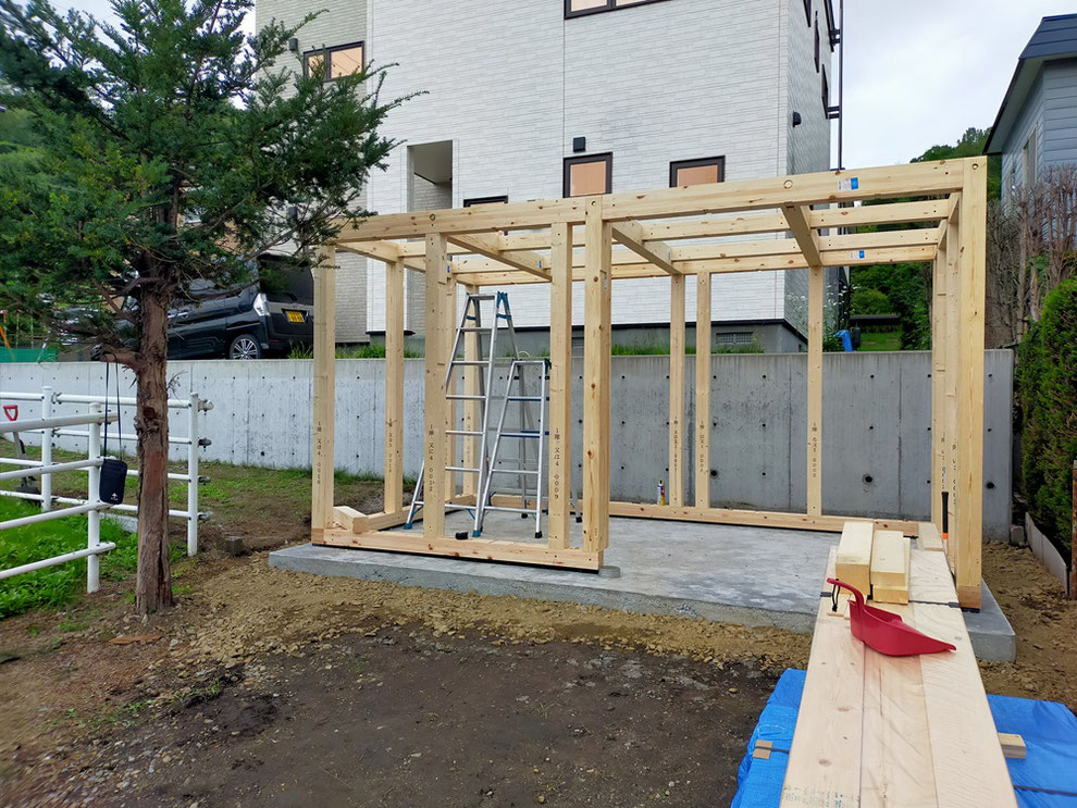 一級建築士が設計し、自ら築造する物置の施工は、札幌市北区・南区の工務店、いざなみ宅建まで。