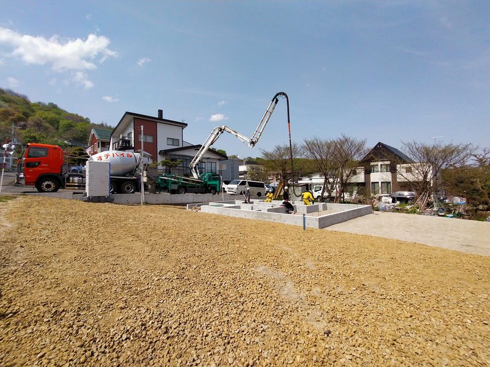 土間コンクリートをポンプ車で打設している様子