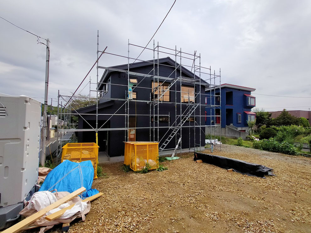 外壁塗装が完了。足場が組まれた建物の様子。