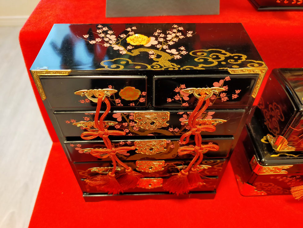 ひなまつり。ひな壇飾りの展示。いざなみ宅建。