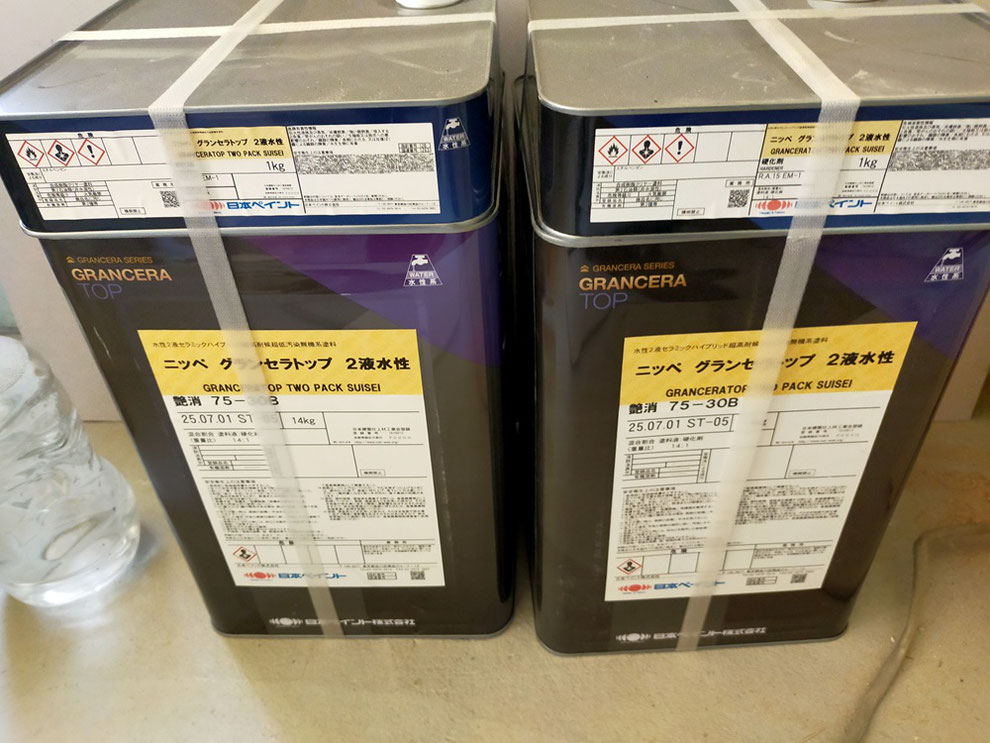 外壁仕上げ用の水性2液セラミックハイブリット塗料の缶。