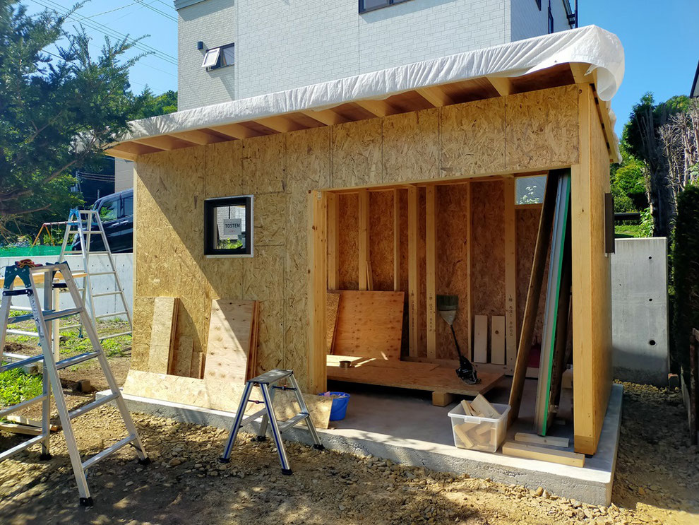 窓付の物置の設計施工は、札幌市北区・南区石山の工務店、いざなみ宅建まで。