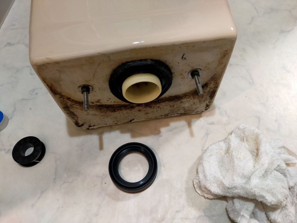 東京でのトイレ漏水修理のことなら、いざなみ宅建・みつは水道まで。