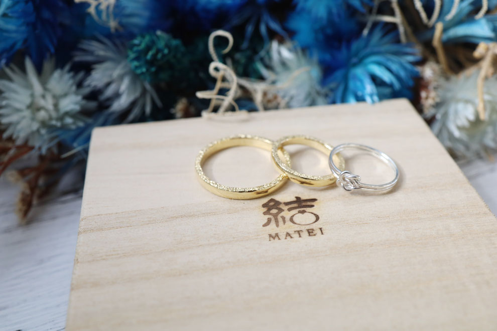 熱海で手作り結婚指輪を作る様子・結婚指輪と結びの指輪の完成