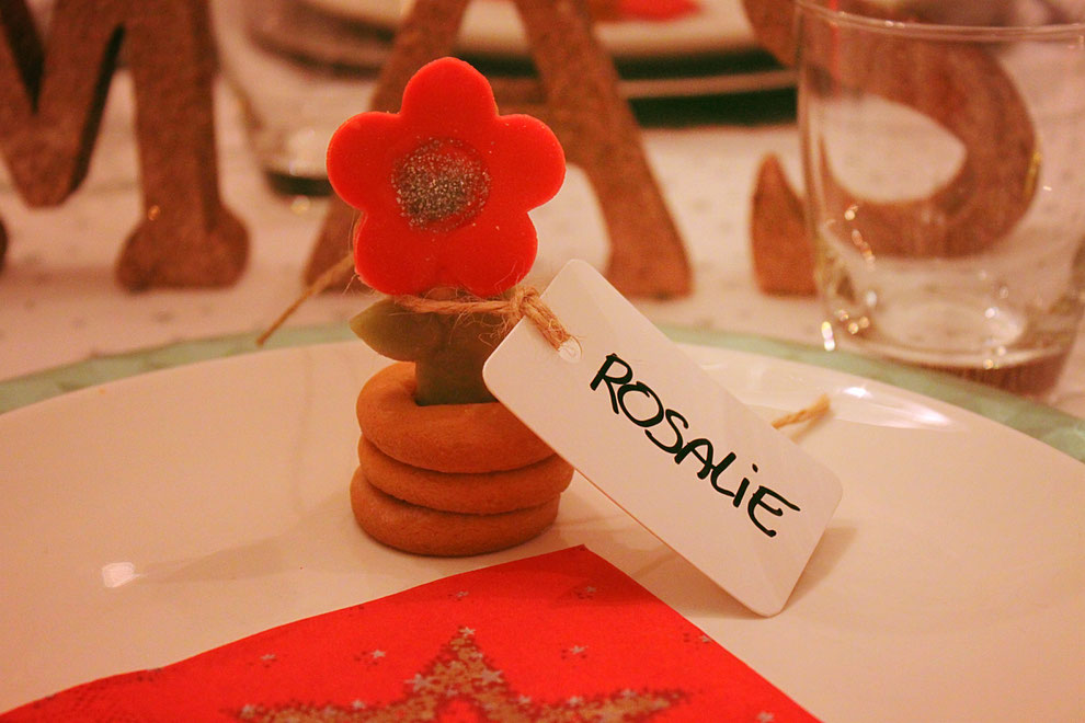 Kersttafel versieren met 3D koekjes naamkaartjes voor tafelschikking