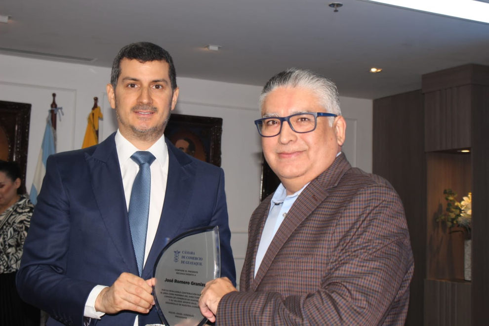 Miguel Angel Gonzalez, presidente electo de la CCG,   entrega un reconocimiento al socio José Romero Granizo por su invaluable trabajo a favor de la CCG durante 16 años. 