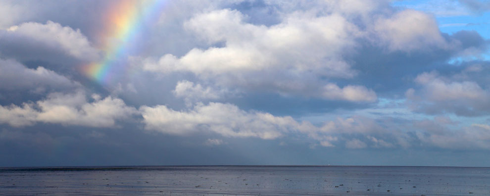 Regenbogen über dem Wattenmeer vor der Insel Texel