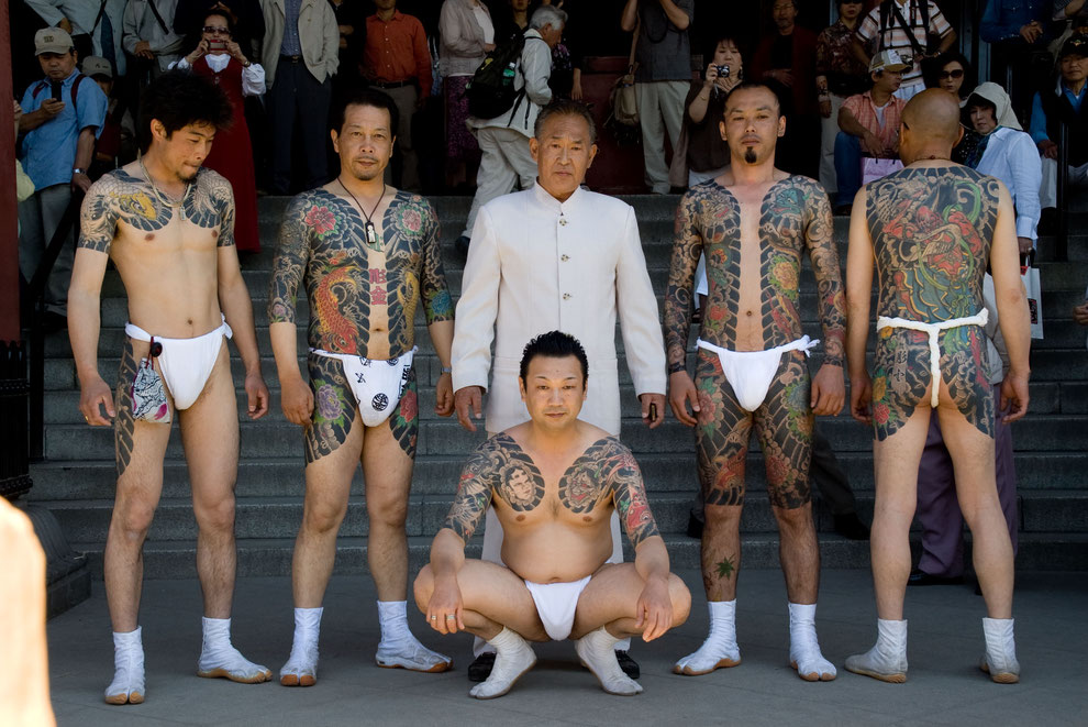 Yakuza präsentieren ihre Tattoos beim Sanjo-Matsuri in Asakusa, Tokyo