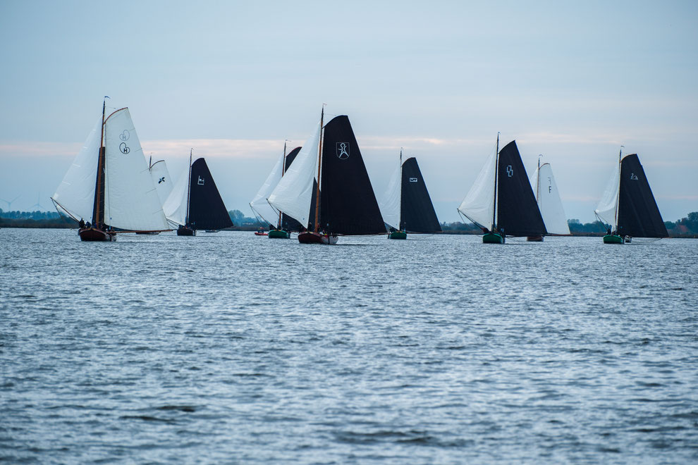 Regatta von Traditionsschiffen auf dem Sneekermeer