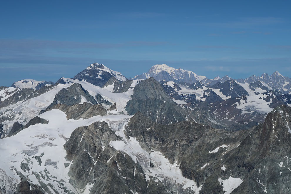 Gipfelaussicht zum Grand Combin und Mont Blanc.