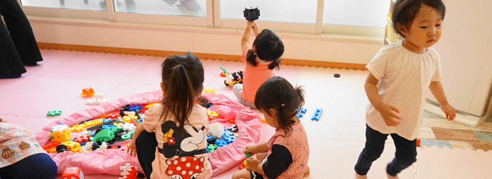 保育園でブロックで遊ぶ子ども達