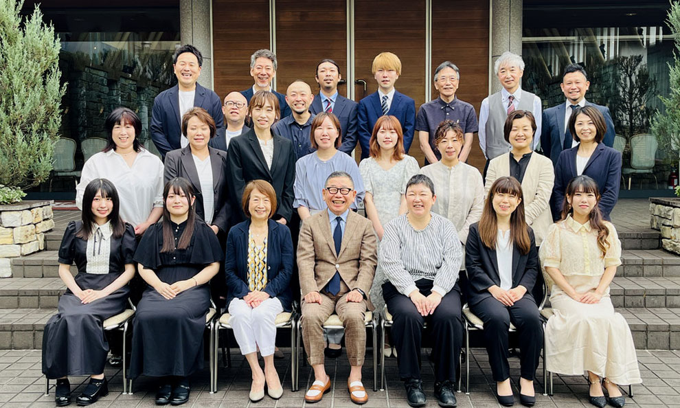 社長と新入社員を囲んで