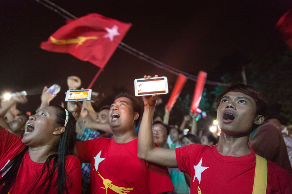 Joie et émotion des sympathisants d'Aung San Suu Kyi au soir des élections du 8 novembre 2015