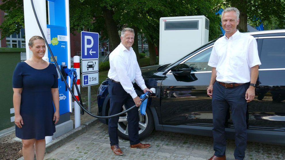 Landrat Oliver Stolz durfte seinen Dienst-e-tron als erster an der Schnellladesäule betanken, assistiert von Projektleiterin Anna Sieck und HanseWerk-Vorstand Matthias Boxberger