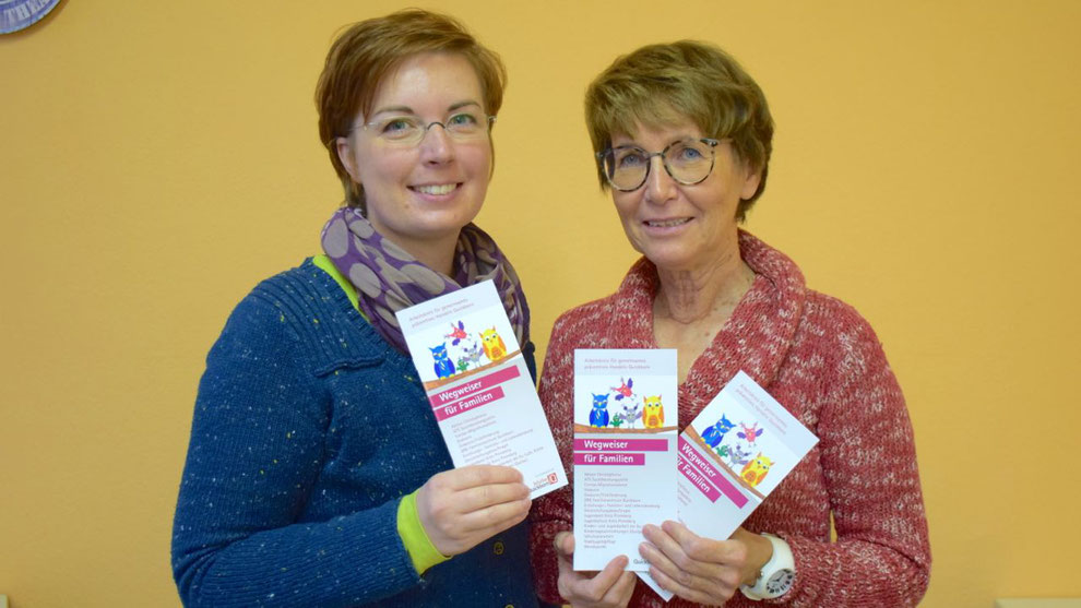 Quickborns Gleichstellungsbeauftragte Hannah Gleisner und Stadtjugendpflegerin Birgit Hesse stellten gemeinsam mit Mitgliedern des Arbeitskreises den neuen Wegweiser für Familien der Presse vor
