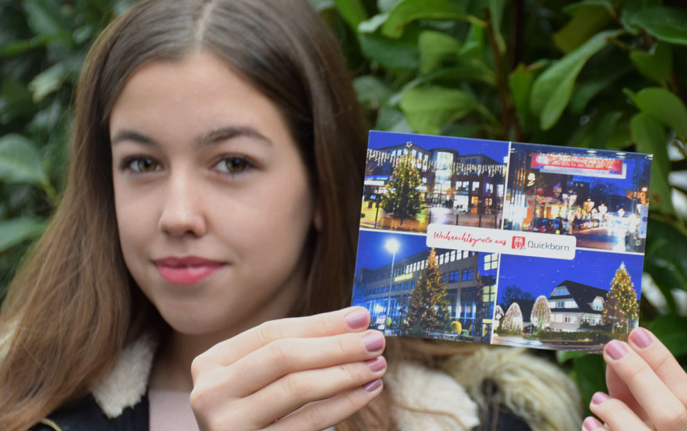 Hannah stellt die Karte mit den ”Weihnachtsgrüßen aus Quickborn" vor