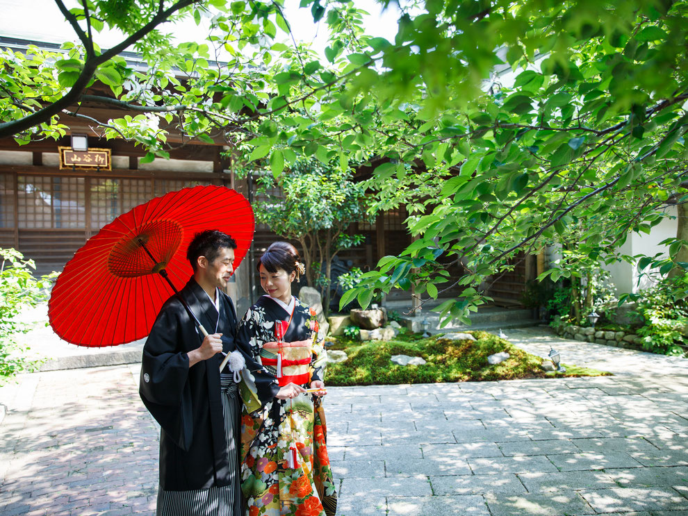 お寺の新緑の中で結婚写真