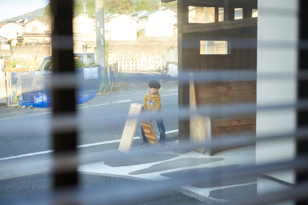 開店準備、看板、子供