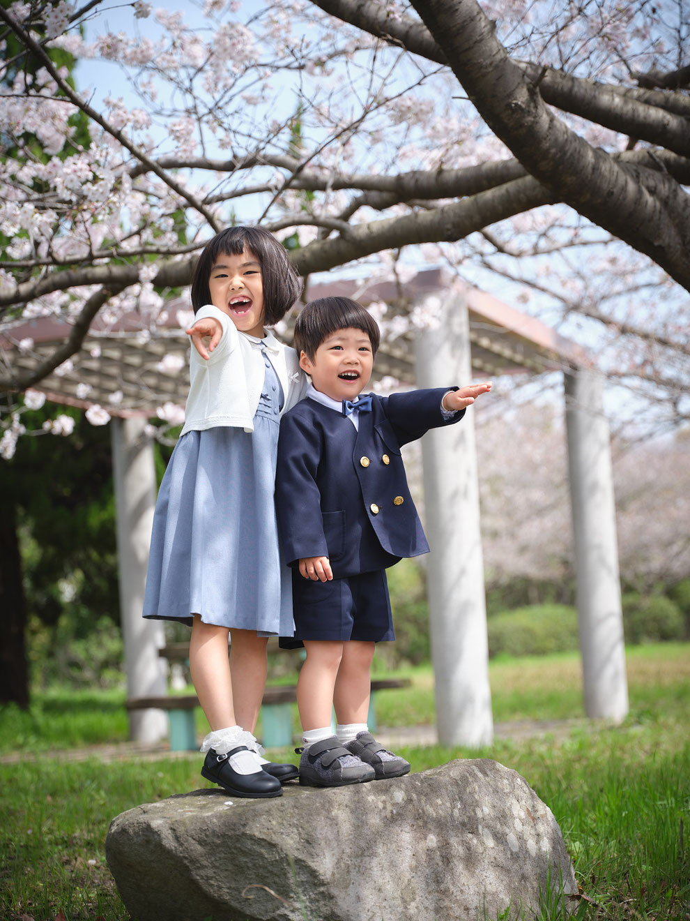 桜と入学記念写真