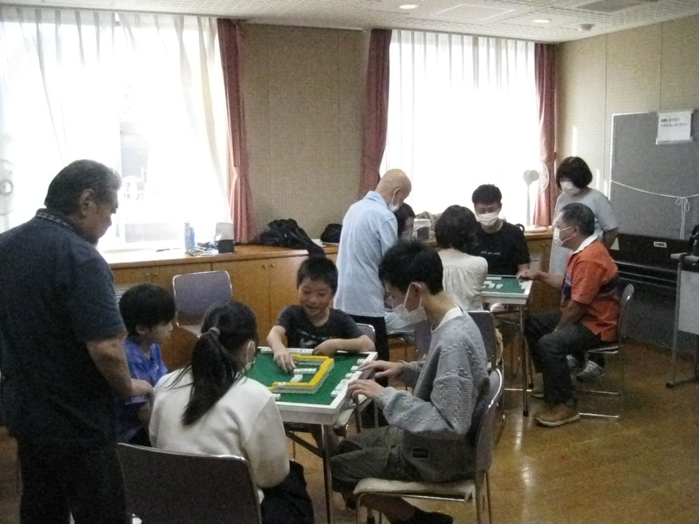 初めて行われたジュニア麻雀勉強会の様子＝藤棚地区センター