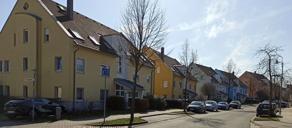 Chemnitz-Grüna: Blick auf Wohngebäude an der Kreuzung Am Hexenberg / Dornröschenweg