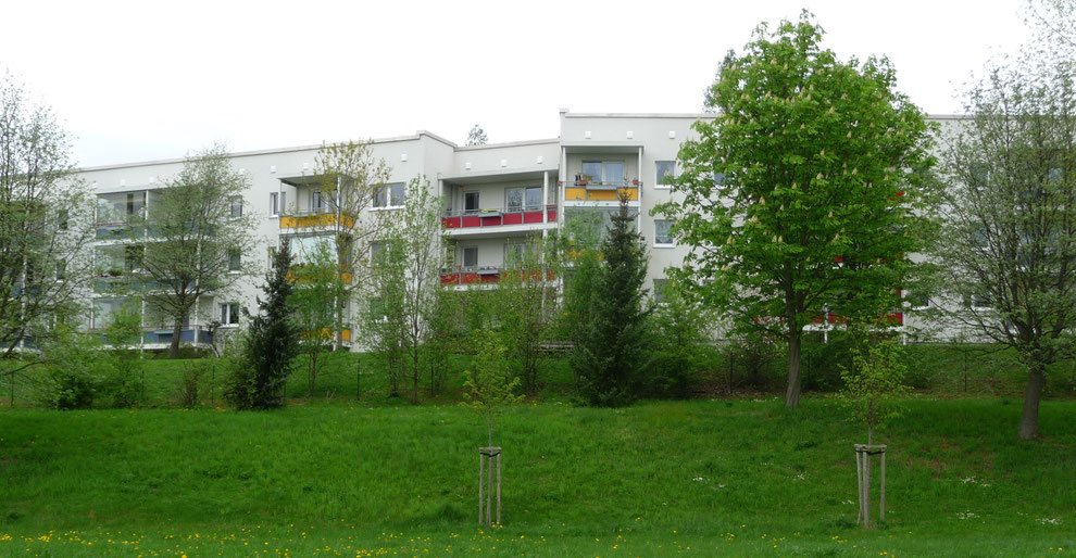 Chemnitz-Hutholz: Blick von der Max-Opitz-Straße auf Wohngebäude (zurückgebautes ehem. 6-geschossiges Plattenbau-Gebäude) an der Walter-Ranft-Straße 