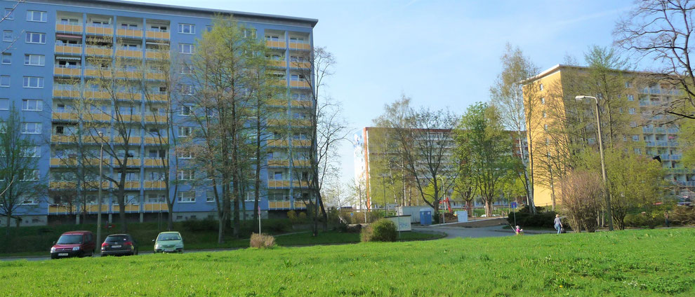 Chemnitz-Helbersdorf: Blick von der Wenzel-Verner-Straße in Richtung Stollberger Straße; im Vordergrund ist eine der zahlreichen Grünflächen erkennbar, auf denen zuvor Gebäude gestanden hatten, die im Zuge der Rückbauwelle abgerissen wurden