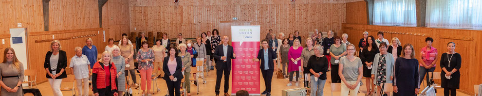 Die Frauen Union Kreis Fürth Land hat gewählt in der DJK-Halle in Oberasbach, Gruppenbild mit Adelheid Seifert, Tobias Winkler (Bundestagskandidat der CSU), Barbara Regitz (Bezirksvorsitzende N/Fü/Sc) und den Delegierten der FU-Ortsverbände