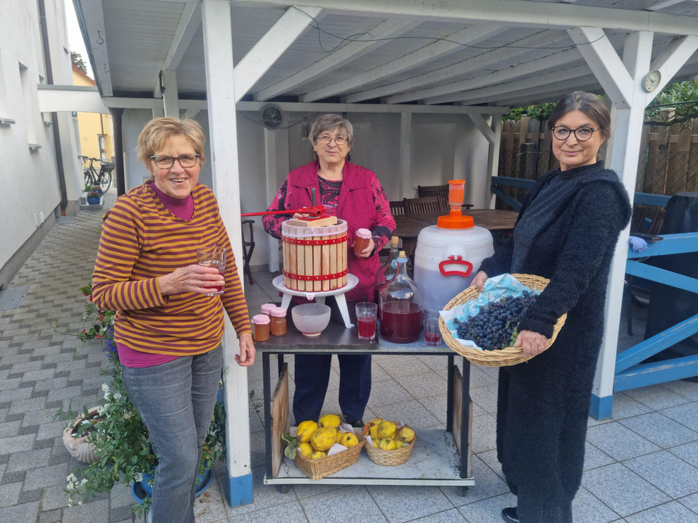 Christa Schober, Eva Kräuter und Vorsitzende der FU Zirndorf sowie FU Land Fürth - Adelheid Seifert bei den Vorbereitungen für den Ferderweiße für die Zirndorfer Senioren 