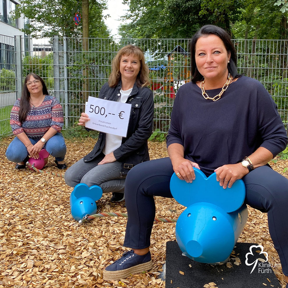 Spende der Frauen Union Puschendorf für den Spieletreff der Kinderklinik Fürth, Sandra Bringer und Vorsitzende Eugenia Funk von der FU Puschendorf gemeinsam mit  Susanne Haselmann vom Klinikum Fürth