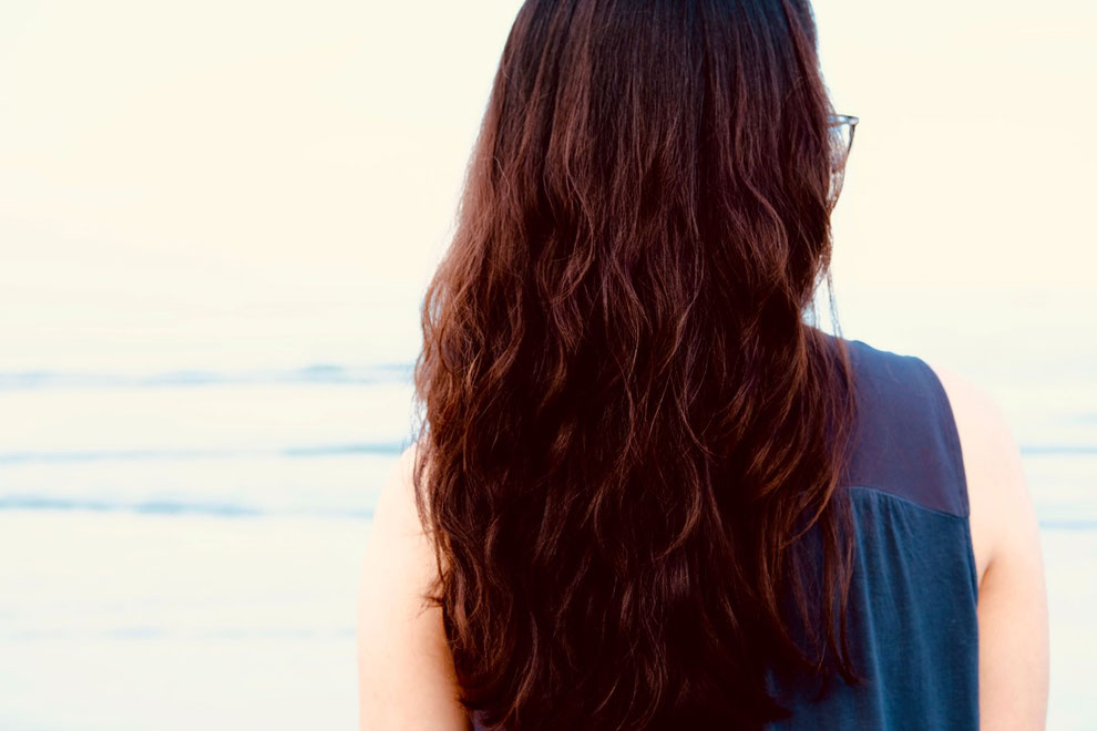 femme aux cheveux roux