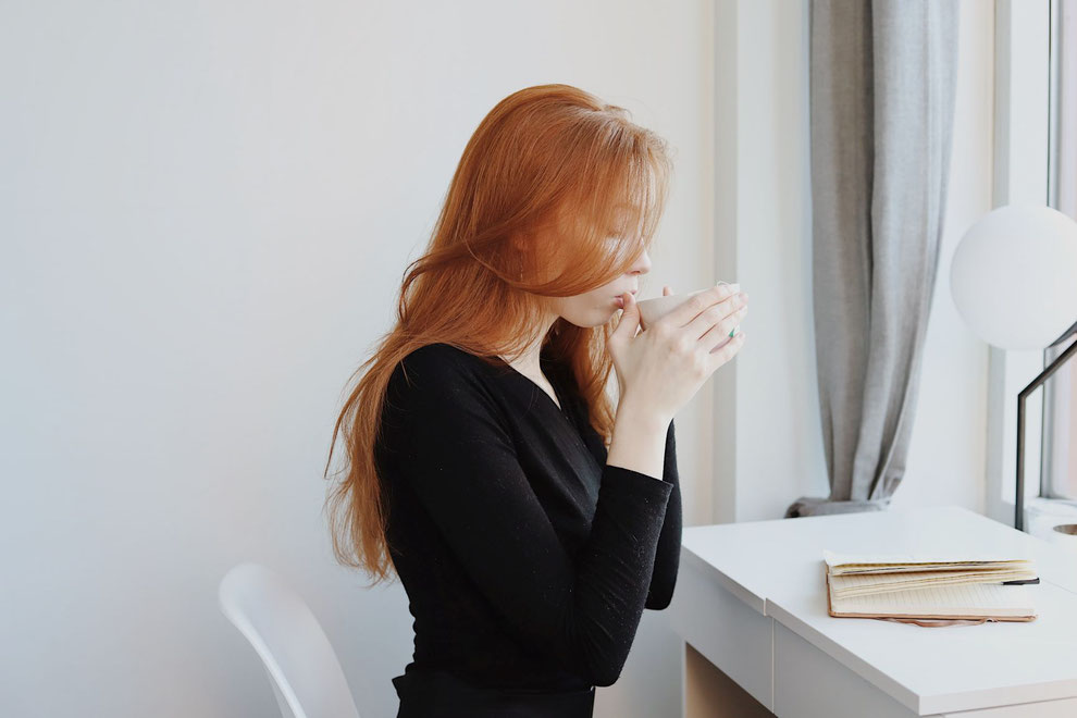 femme qui boit un thé