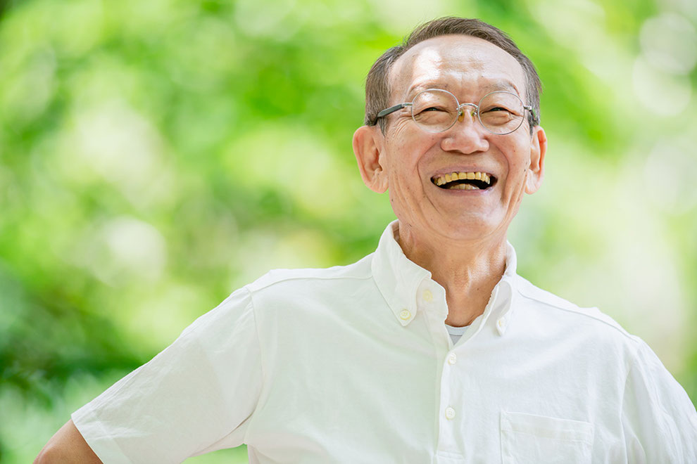 定年退職して笑顔の男性