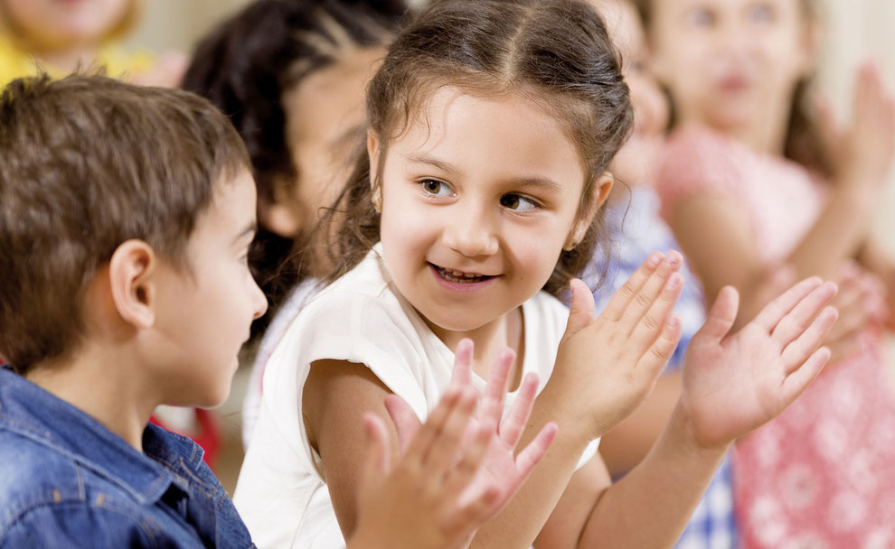 Kinder, die in die Hände klatschen
