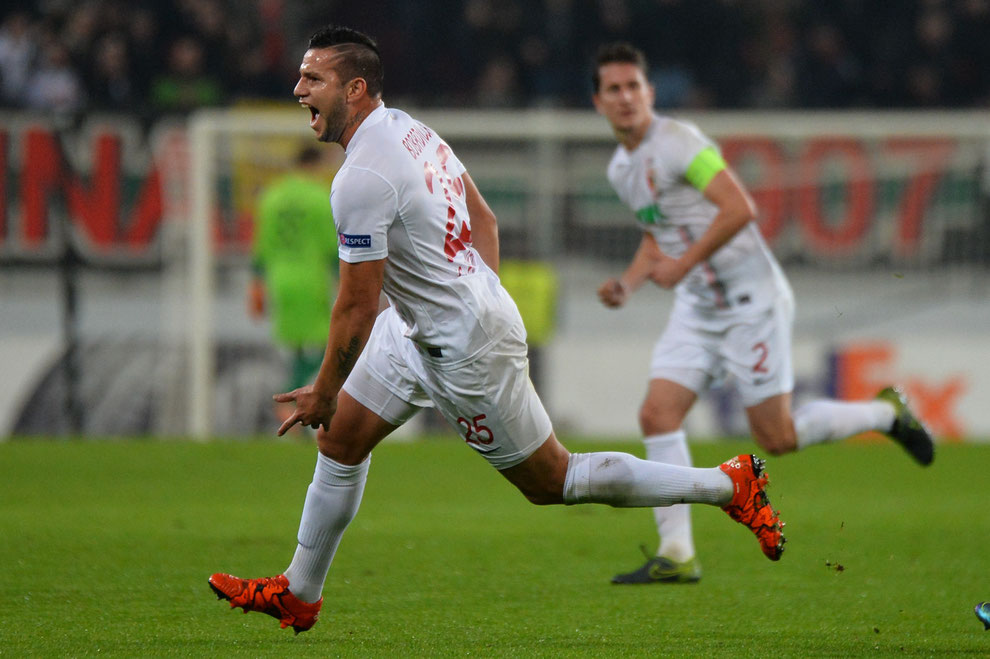 Torjubel von Raul Bobadilla beim 4:1-Erfolg des FC Augsburg in der Europa League gegen AZ Alkmaar