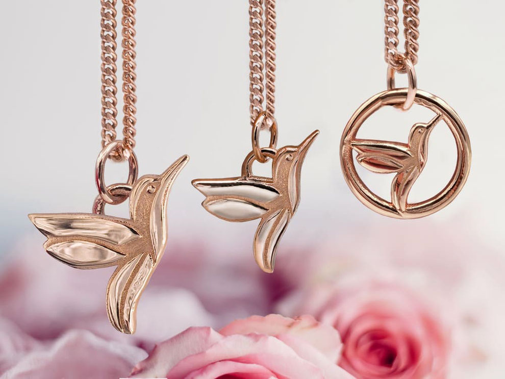 <img src=“/Filigraner-Partnerschmuck-kolibri-Kette.jpg“ alt=„Filigraner Kolibri Partnerschmuck als Partner Armband und Partner Kette aus 925er Sterling Silber“>