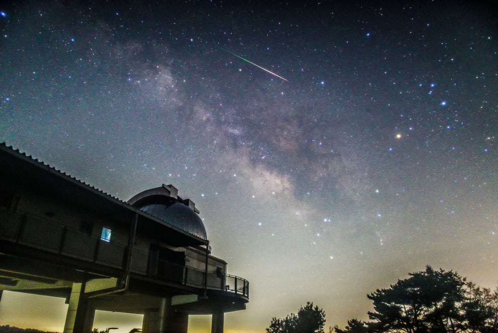 美しい岡山の星空。『美星天文台』の上空にさそり座と流星が見える