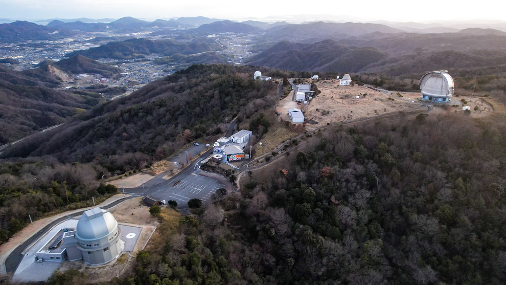 天体観測用の大型ド―ムが7つも集積する、標高372mの竹林寺山の山頂