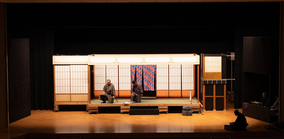 秋公演の「中島東松神座」の練習風景。本番が行なわれる『奈義町文化センター』にて、浴衣を着て通し稽古が行なわれた。
