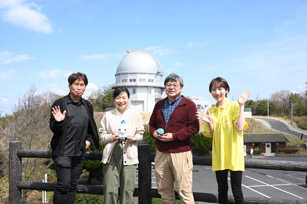 左から『国立天文台ハワイ観測所岡山分室』室長の田實晃人さん、『岡山天文博物館』館長の粟野諭美さん、『京都大学岡山天文台』広報担当の戸田博之さん。浅口市産業振興課の浅野夢さん(右)が着ている「天文のまちあさくち」をPRするポロシャツはミュージアムショップで販売中