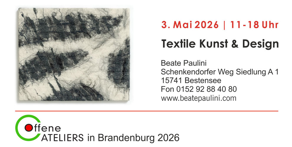Einladungskarte, links ein gefilztes Bild abstrakt in schwarz/weiß, rechts der Ankündigungstext mit Datum