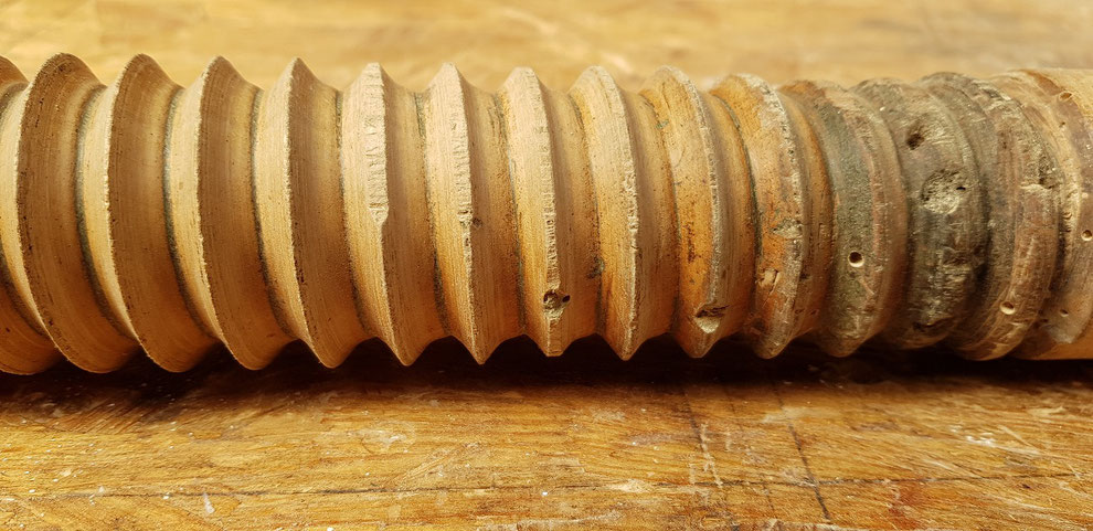 Eine über hundert Jahre stark abgenutzte Spindel wird hier durch die in unserer Werkstatt hergestellte Replika passend zur Mutter ersetzt. worn wooden threads on a vise screw.