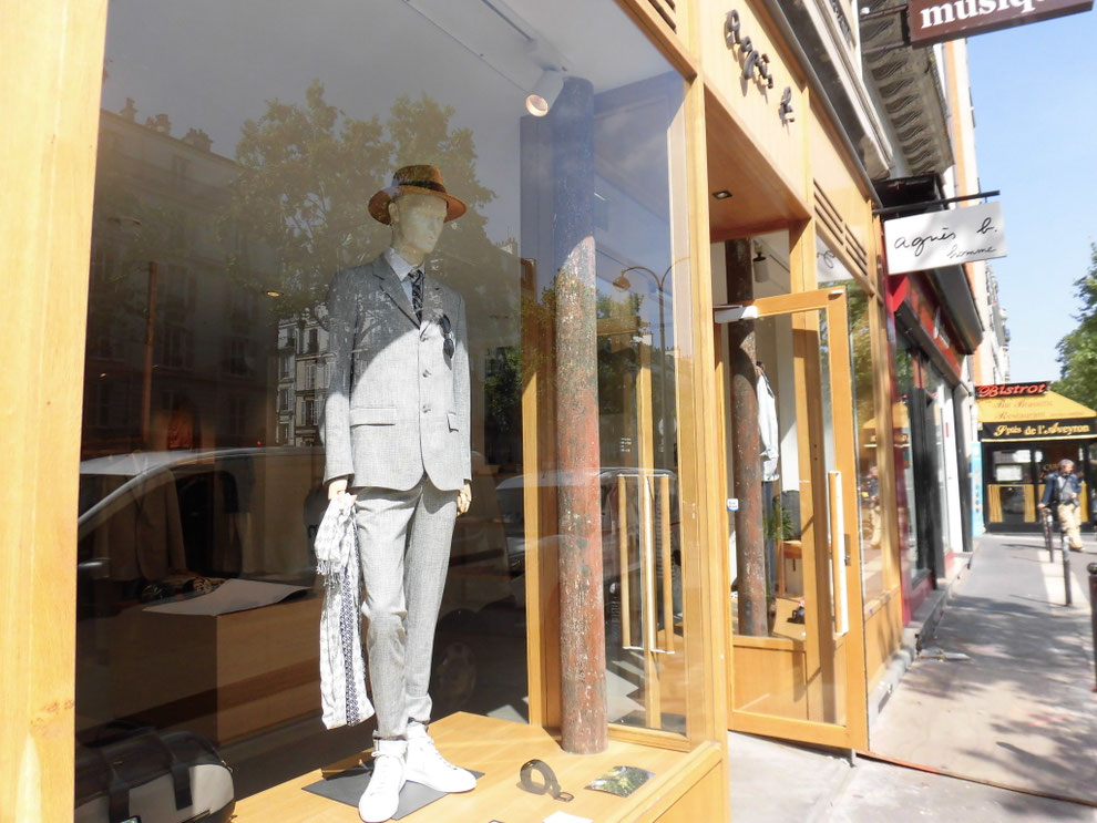 強度を保つため？店舗にはいたるところに鉄管があります