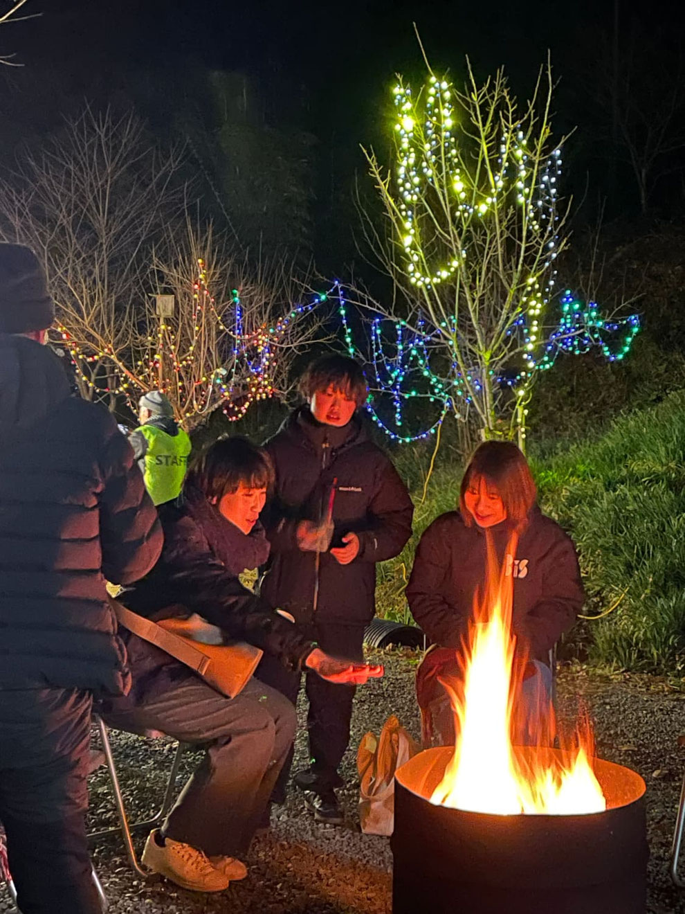 イルミネーションを楽しむだけでなく、焚火を囲んでおしゃべりする時間も貴重な体験。