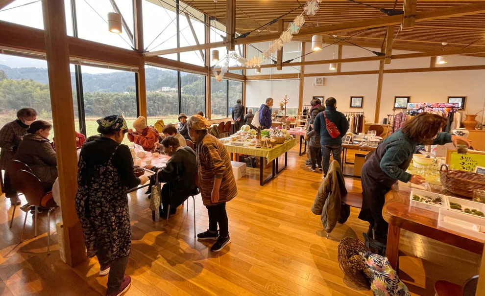 屋内だけど開放感のある空間、ゆっくり景色を眺められるカウンター席もあります♪
