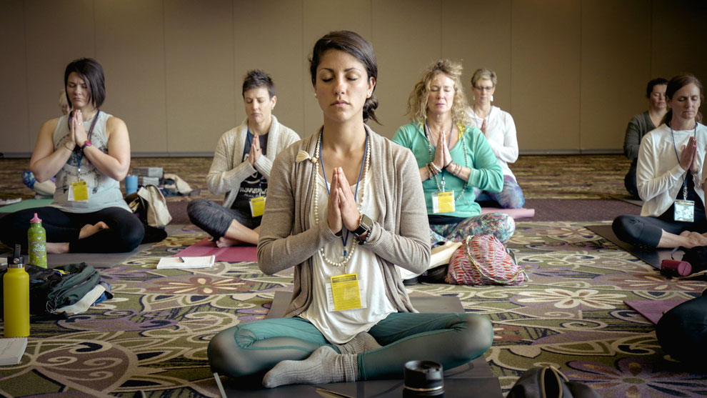 Yoga Live Ausbildungen und Weiterbildungen: Vinyasa Yoga, Golden Age Yoga, Seniorenyoga, Meditation und Yogatherapie. In Zürich Oerlikon.
