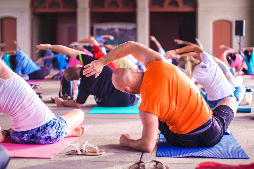 Vinyasa Yoga, Power Yoga Kurs, Yoga für Senioren, Golden Age Yoga, Yoga für Anfänger im Studio in Zürich Oerlikon